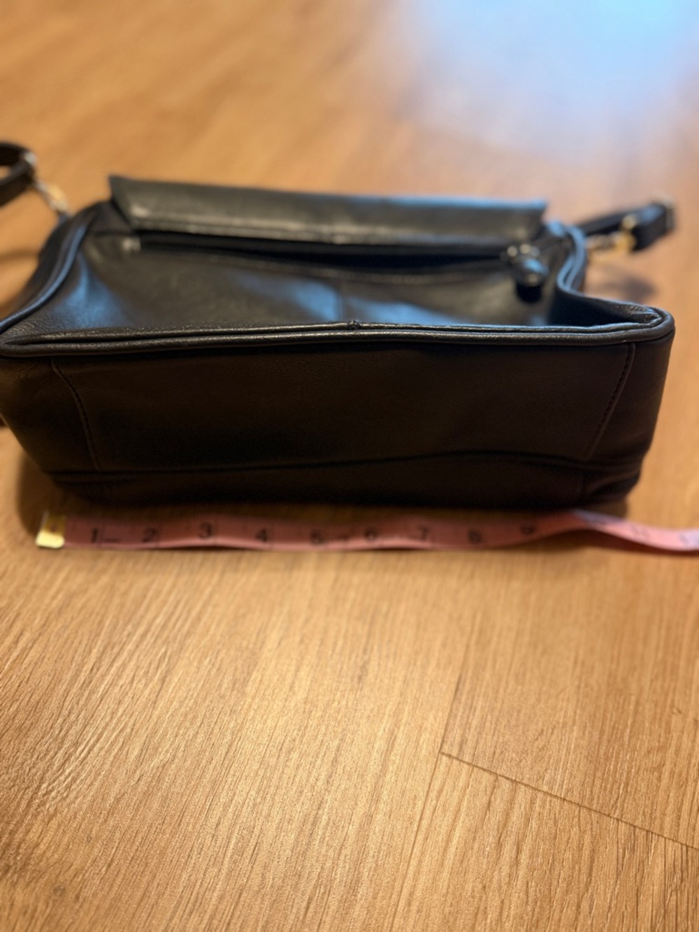 Valenti Vintage Leather Classic Black Crossbody Bag with Gold Hardware - Picture 8 of 9